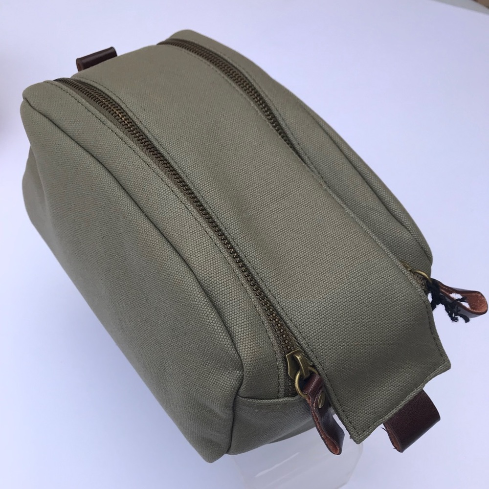 - 🐶Men’s toiletry kit New Olive color